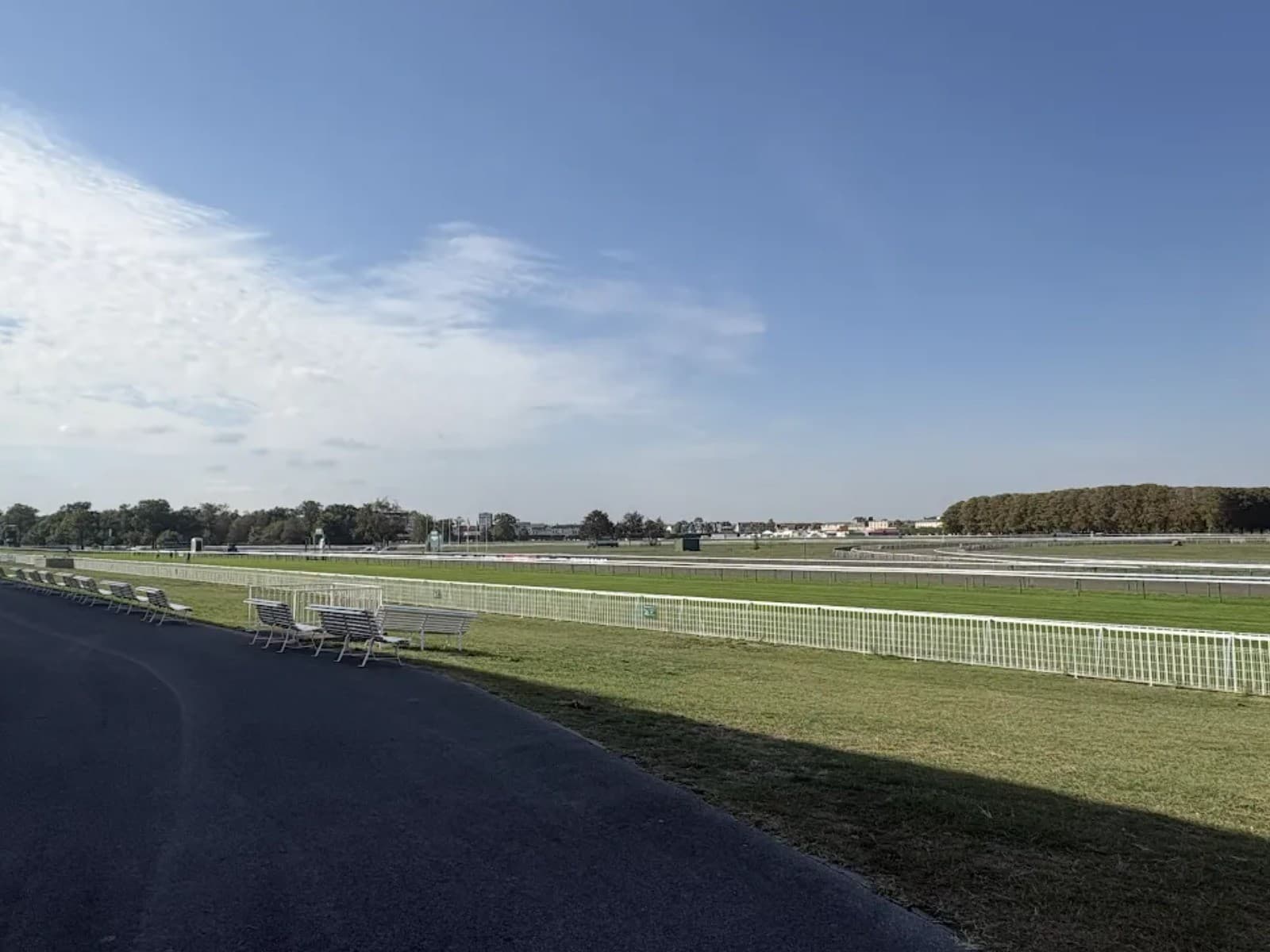 遥かなるフランス地図：シャンティイ競馬場でビギナーズラック！