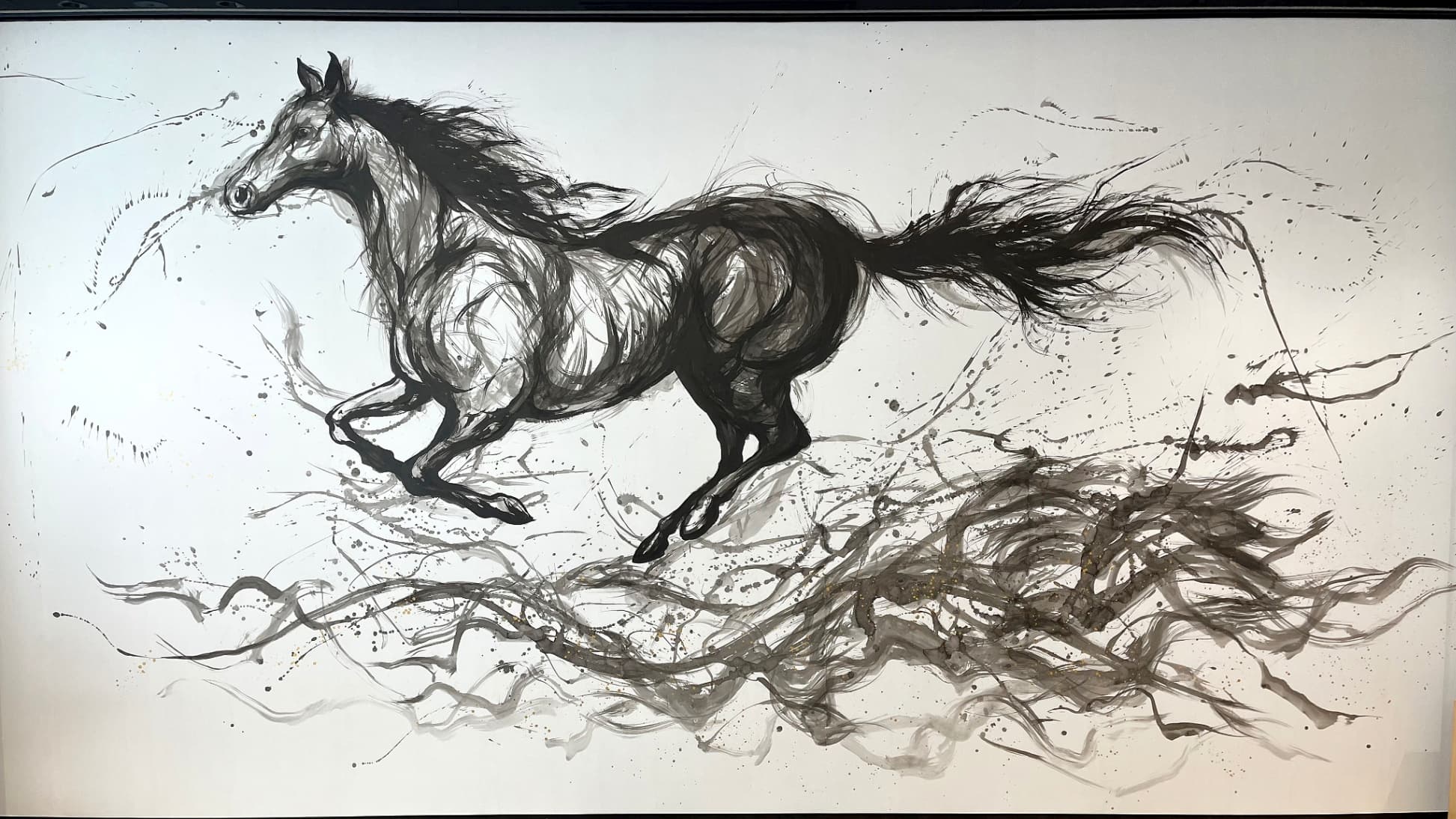 THE FACE：関口潮さん（芸術家）　京都競馬場「菊の間」の墨絵『奔馬』を製作